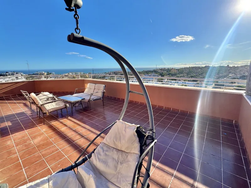 BEST BUY ALERT (Massively Reduced) - 2 bed, 2 bath penthouse in Mijas Costa with enormous 150m2 wrap around terrace / solarium, all with beautiful panoramic sea views.