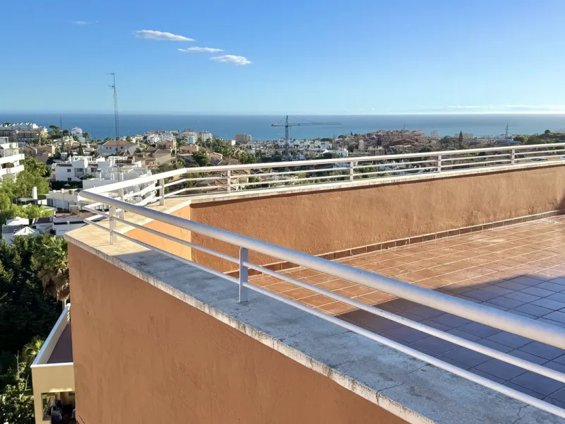 BEST BUY ALERT (Massively Reduced) - 2 bed, 2 bath penthouse in Mijas Costa with enormous 150m2 wrap around terrace / solarium, all with beautiful panoramic sea views.