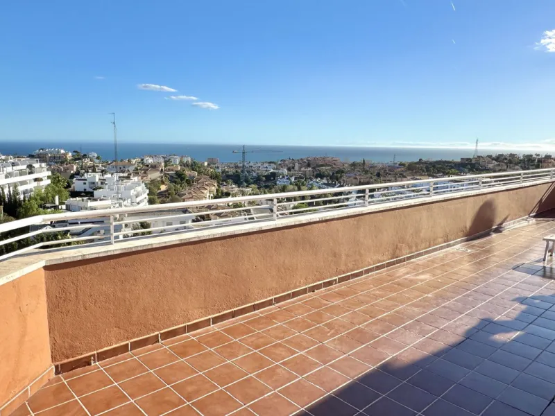 BEST BUY ALERT (Massively Reduced) - 2 bed, 2 bath penthouse in Mijas Costa with enormous 150m2 wrap around terrace / solarium, all with beautiful panoramic sea views.