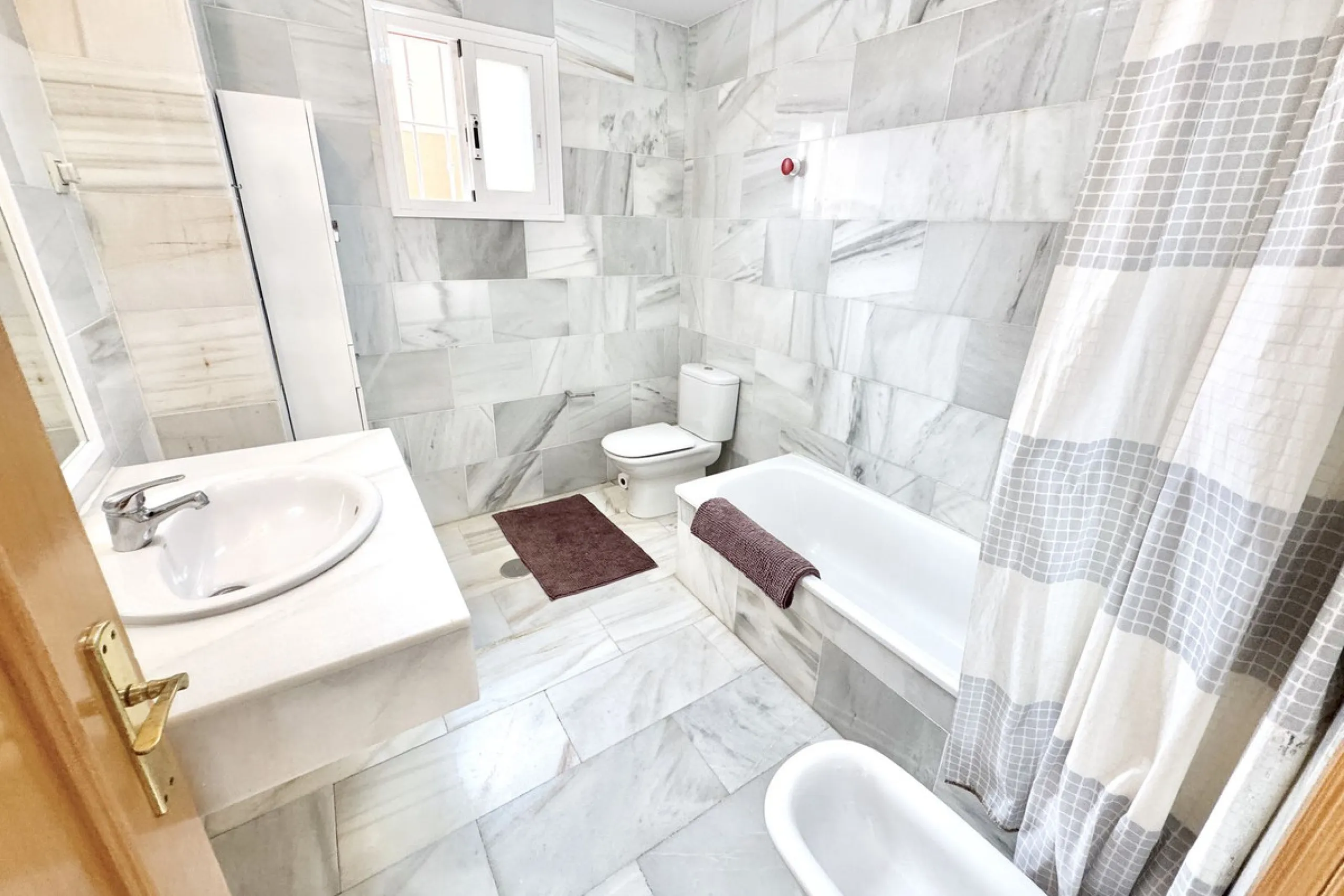 BEST BUY ALERT (Massively Reduced) - 2 bed, 2 bath penthouse in Mijas Costa with enormous 150m2 wrap around terrace / solarium, all with beautiful panoramic sea views.