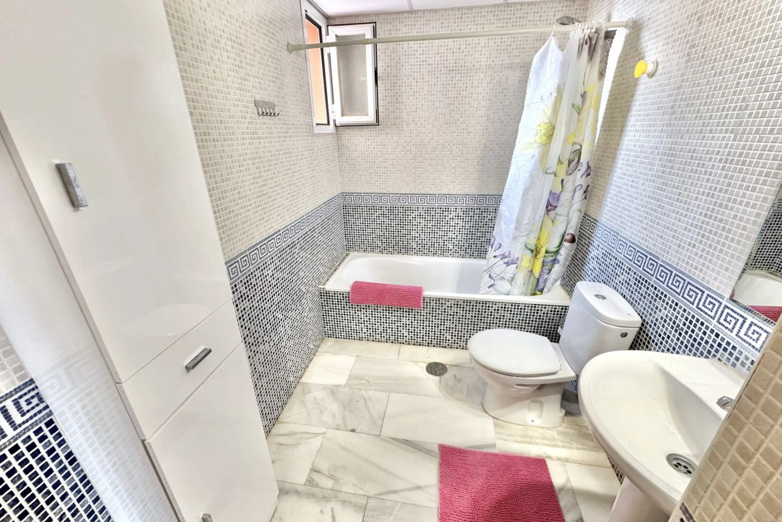 BEST BUY ALERT (Massively Reduced) - 2 bed, 2 bath penthouse in Mijas Costa with enormous 150m2 wrap around terrace / solarium, all with beautiful panoramic sea views.