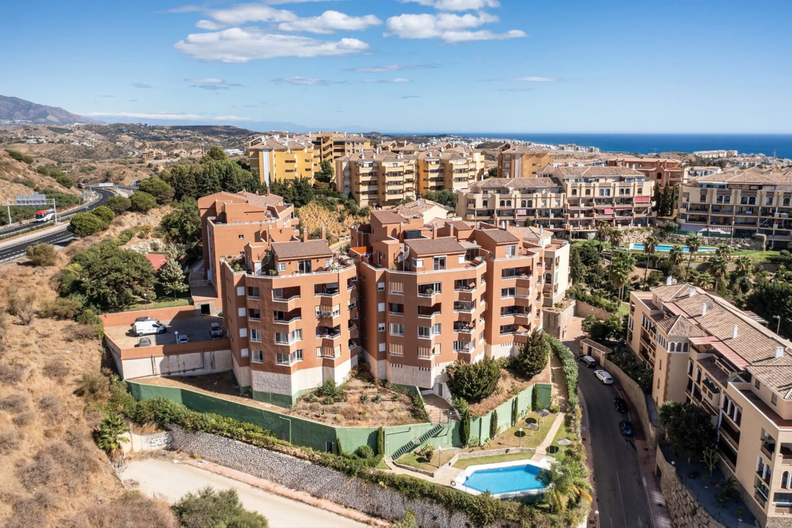 BEST BUY ALERT (Massively Reduced) - 2 bed, 2 bath penthouse in Mijas Costa with enormous 150m2 wrap around terrace / solarium, all with beautiful panoramic sea views.