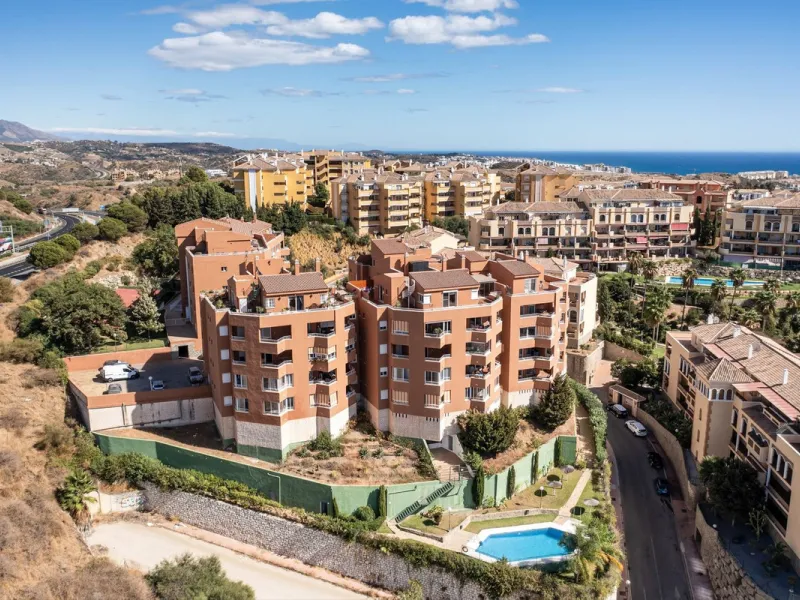 BEST BUY ALERT (Massively Reduced) - 2 bed, 2 bath penthouse in Mijas Costa with enormous 150m2 wrap around terrace / solarium, all with beautiful panoramic sea views.