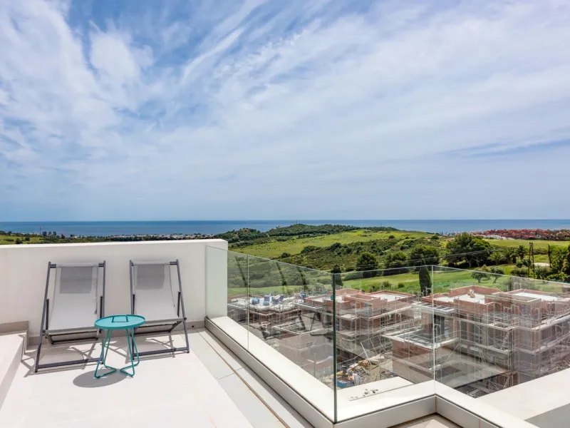 Luxurious Duplex Penthouse with Breathtaking Views in Mirador de Estepona Golf