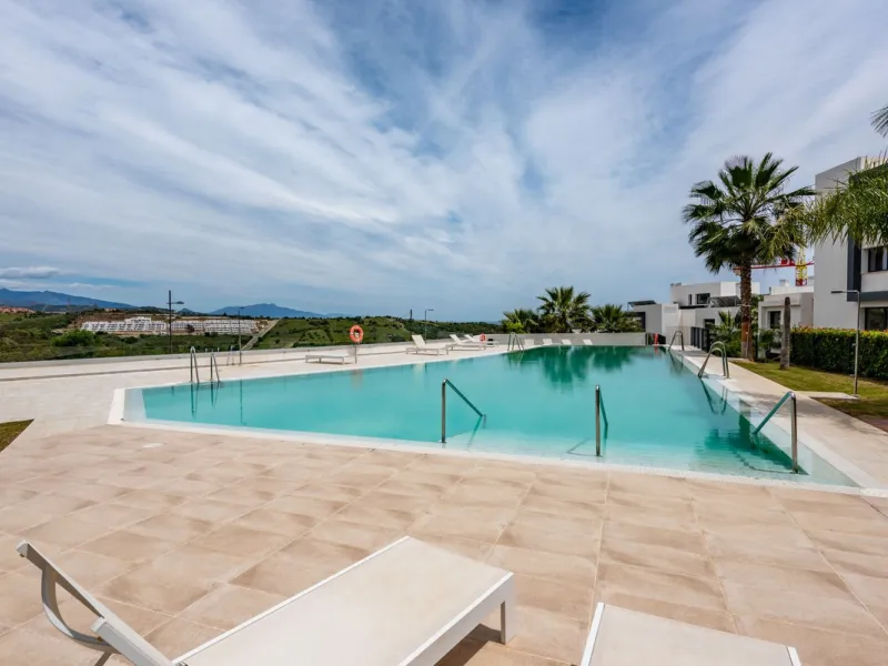 Luxurious Duplex Penthouse with Breathtaking Views in Mirador de Estepona Golf