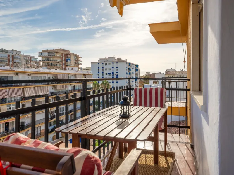 This spacious 3-bedroom apartment is located right in the very center of Fuengirola, offering unbeatable proximity to all amenities. The train station, beach, shopping, and a wide selection of restaurants are all within easy walking distance, making it th