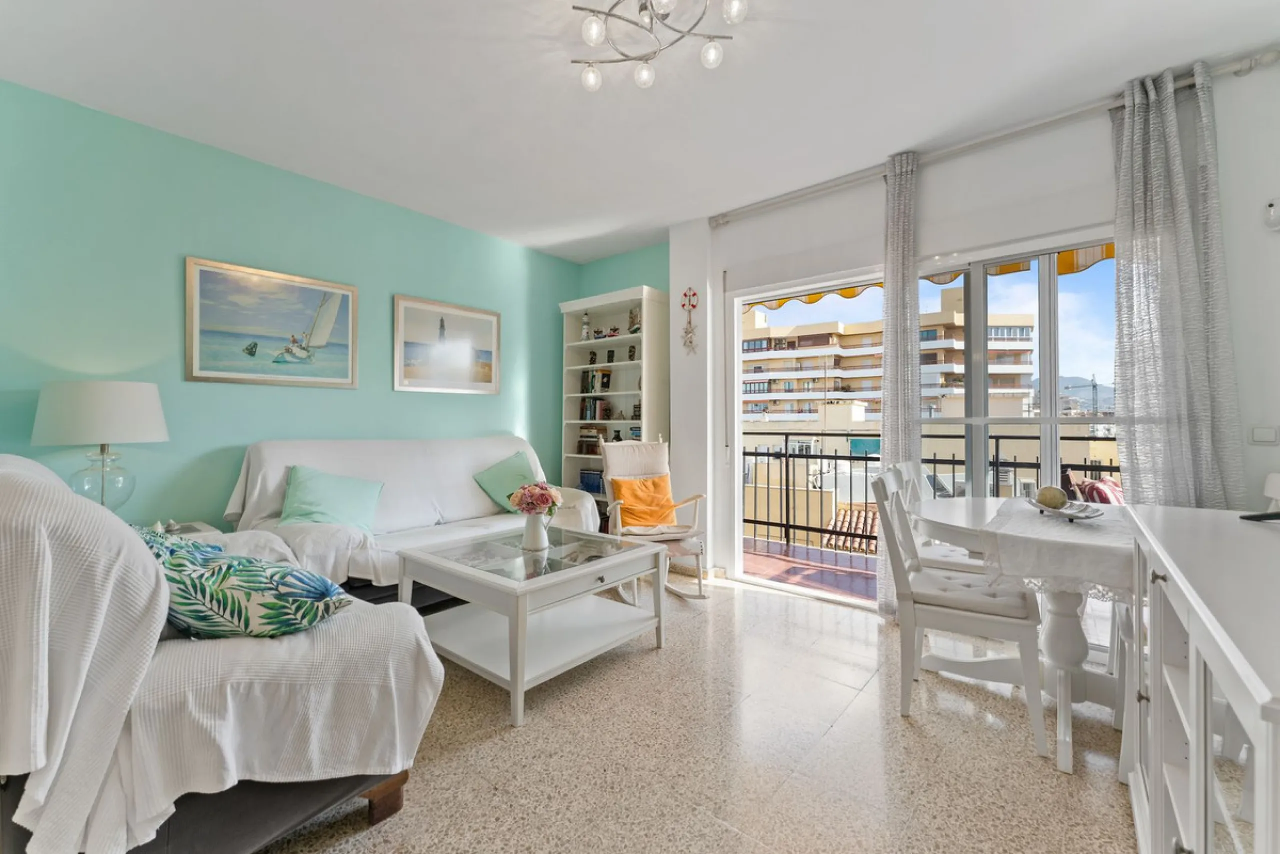 Apartment - Top Floor Apartment в продаже в Fuengirola, Málaga. В доме 3 спален и 1 ванных комнат. Площадь дома 87 м²