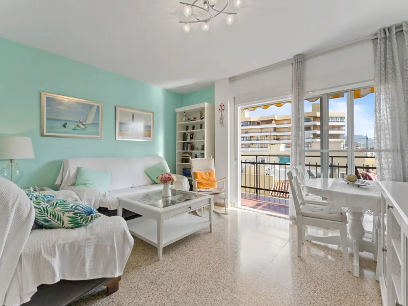 Apartment - Top Floor Apartment в продаже в Fuengirola, Málaga. В доме 3 спален и 1 ванных комнат. Площадь дома 87 м²