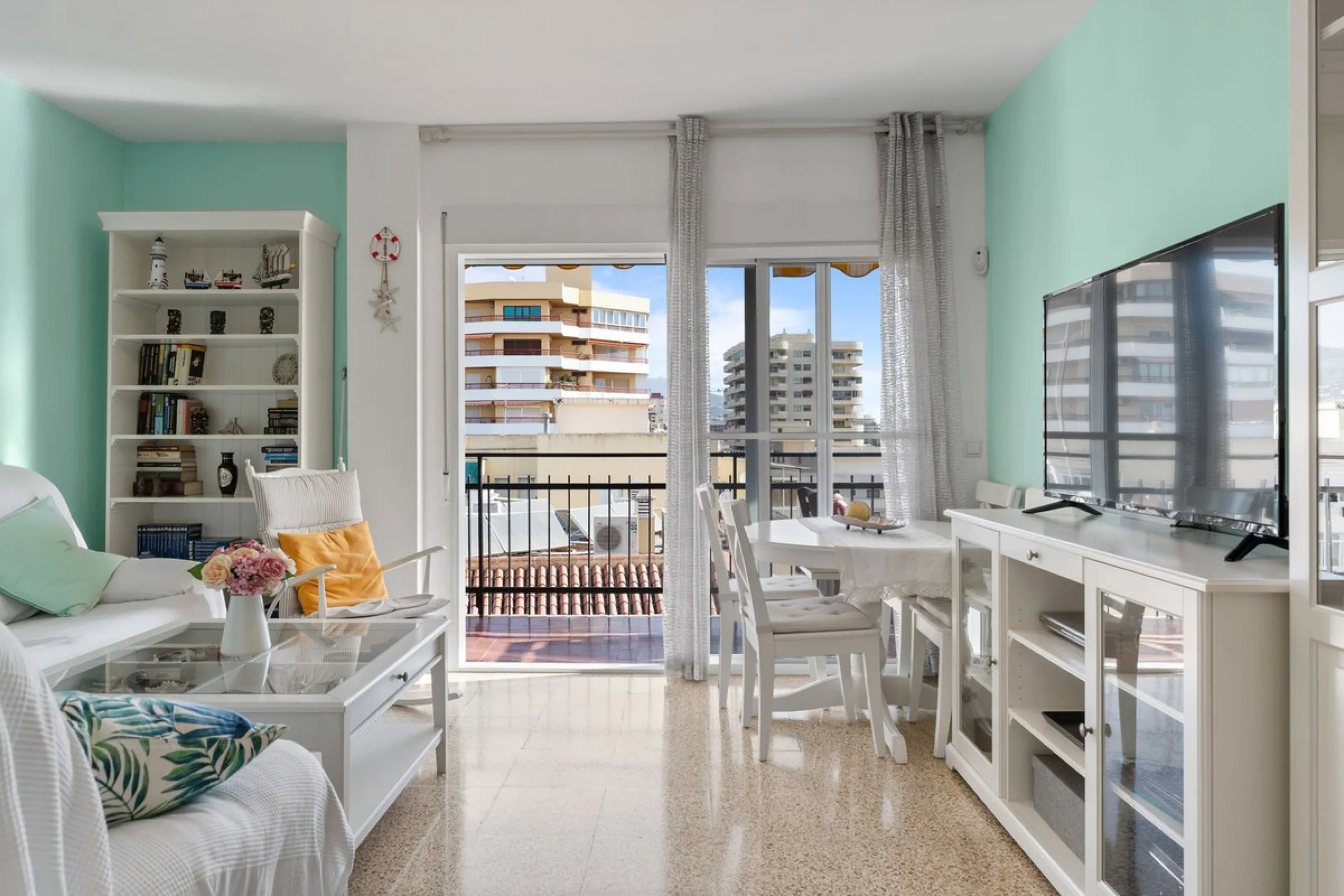 Apartment - Top Floor Apartment в продаже в Fuengirola, Málaga. В доме 3 спален и 1 ванных комнат. Площадь дома 87 м²