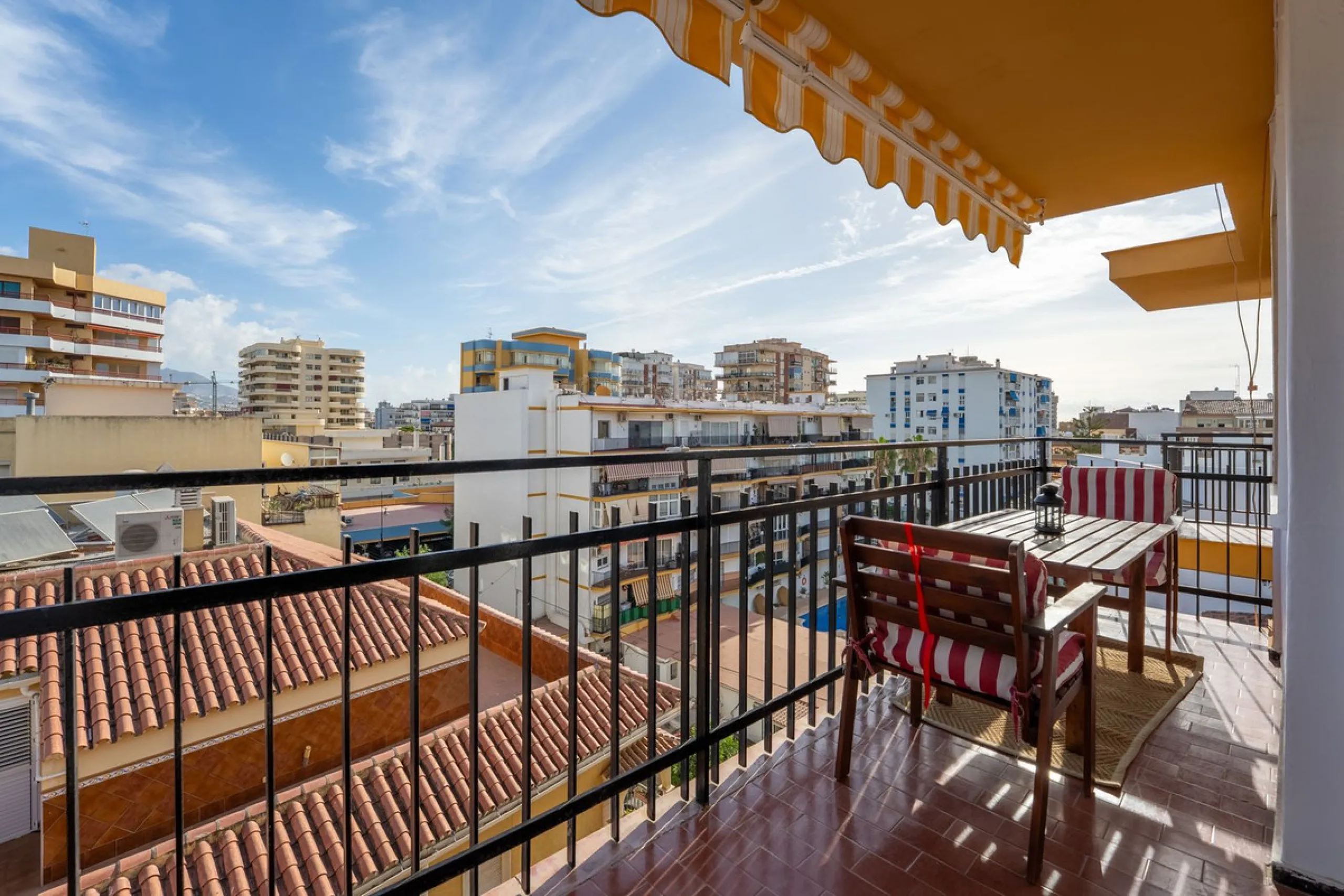 Apartment - Top Floor Apartment в продаже в Fuengirola, Málaga. В доме 3 спален и 1 ванных комнат. Площадь дома 87 м²