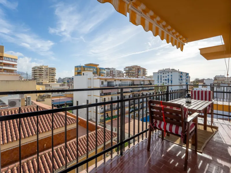 Apartment - Top Floor Apartment в продаже в Fuengirola, Málaga. В доме 3 спален и 1 ванных комнат. Площадь дома 87 м²