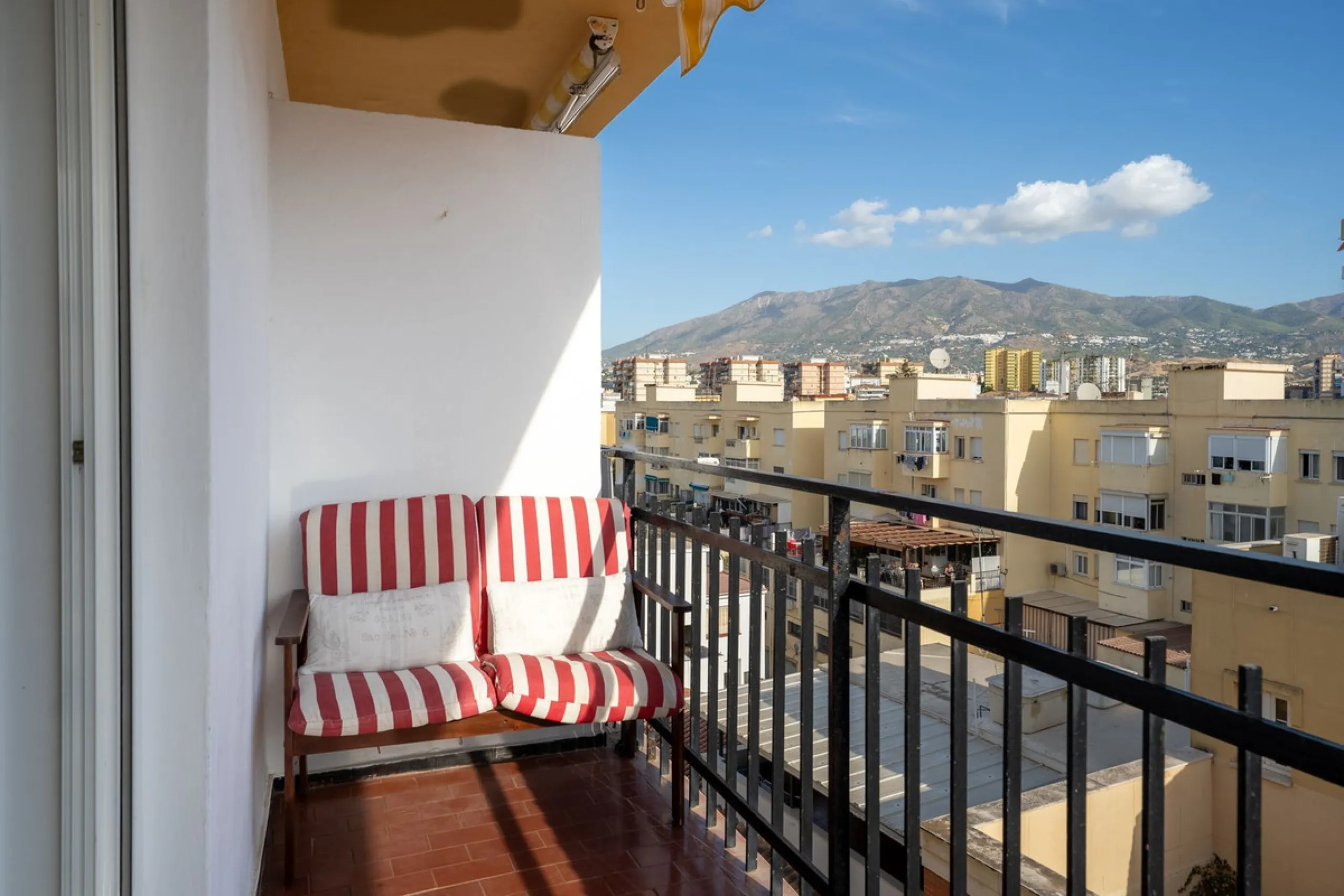 Apartment - Top Floor Apartment в продаже в Fuengirola, Málaga. В доме 3 спален и 1 ванных комнат. Площадь дома 87 м²