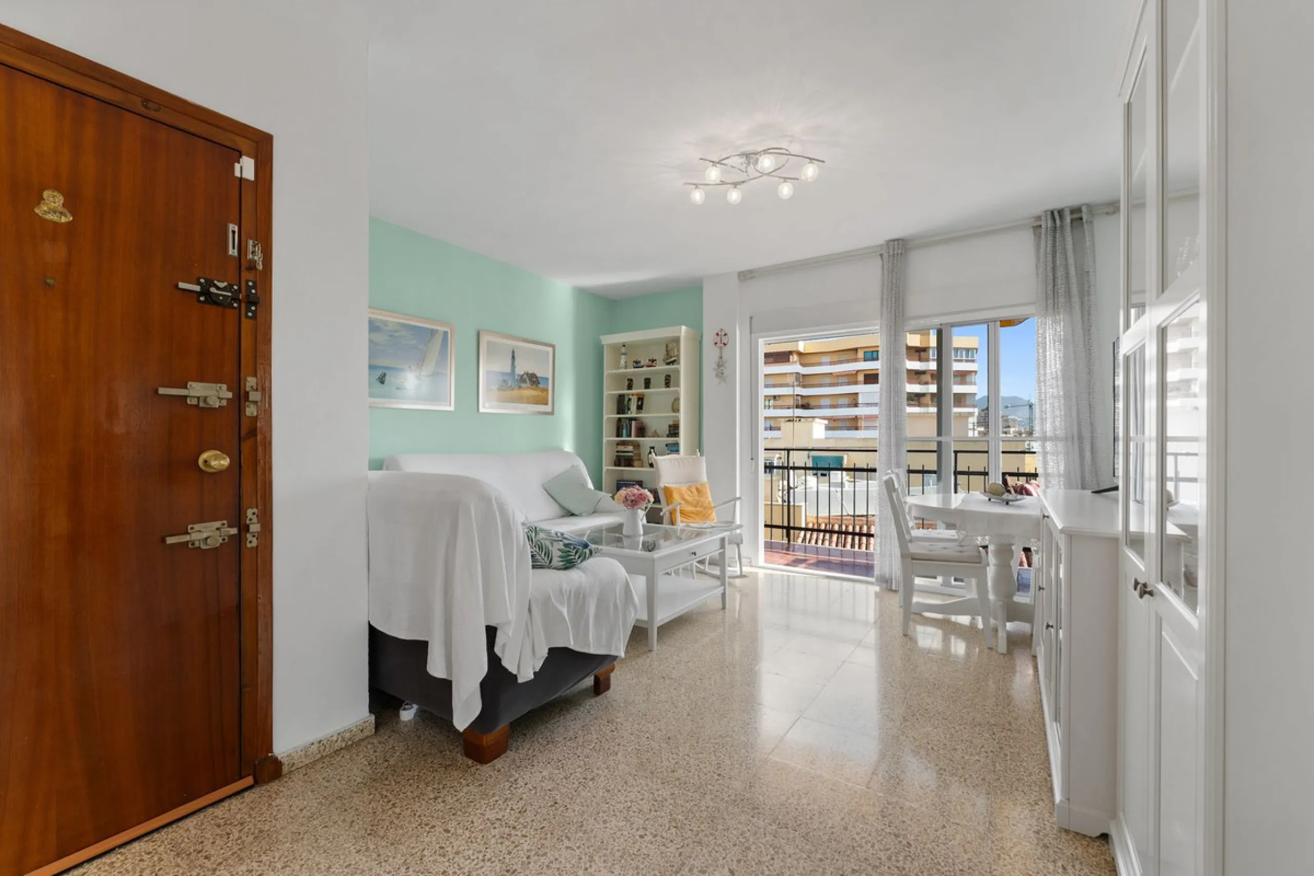 Apartment - Top Floor Apartment в продаже в Fuengirola, Málaga. В доме 3 спален и 1 ванных комнат. Площадь дома 87 м²