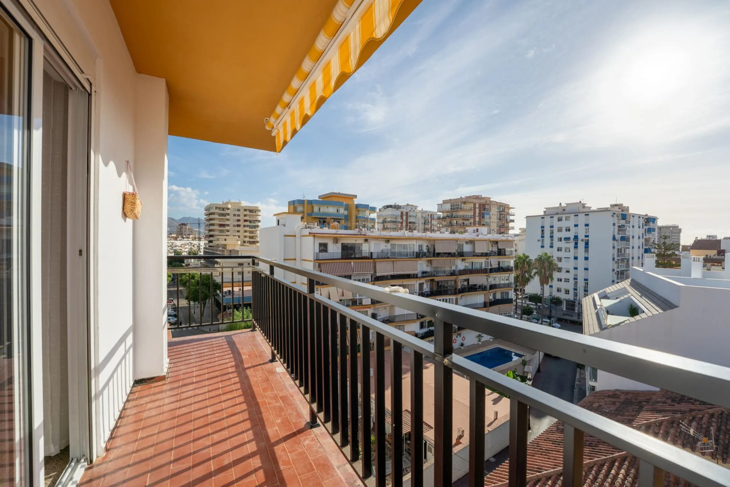 Apartment - Top Floor Apartment в продаже в Fuengirola, Málaga. В доме 3 спален и 1 ванных комнат. Площадь дома 87 м²