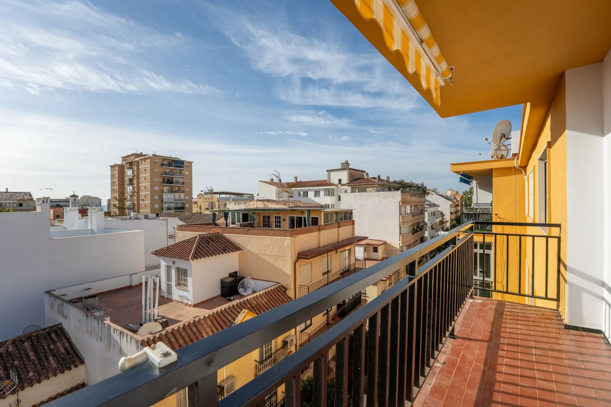 Apartment - Top Floor Apartment в продаже в Fuengirola, Málaga. В доме 3 спален и 1 ванных комнат. Площадь дома 87 м²