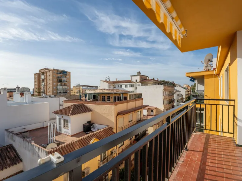 Apartment - Top Floor Apartment в продаже в Fuengirola, Málaga. В доме 3 спален и 1 ванных комнат. Площадь дома 87 м²