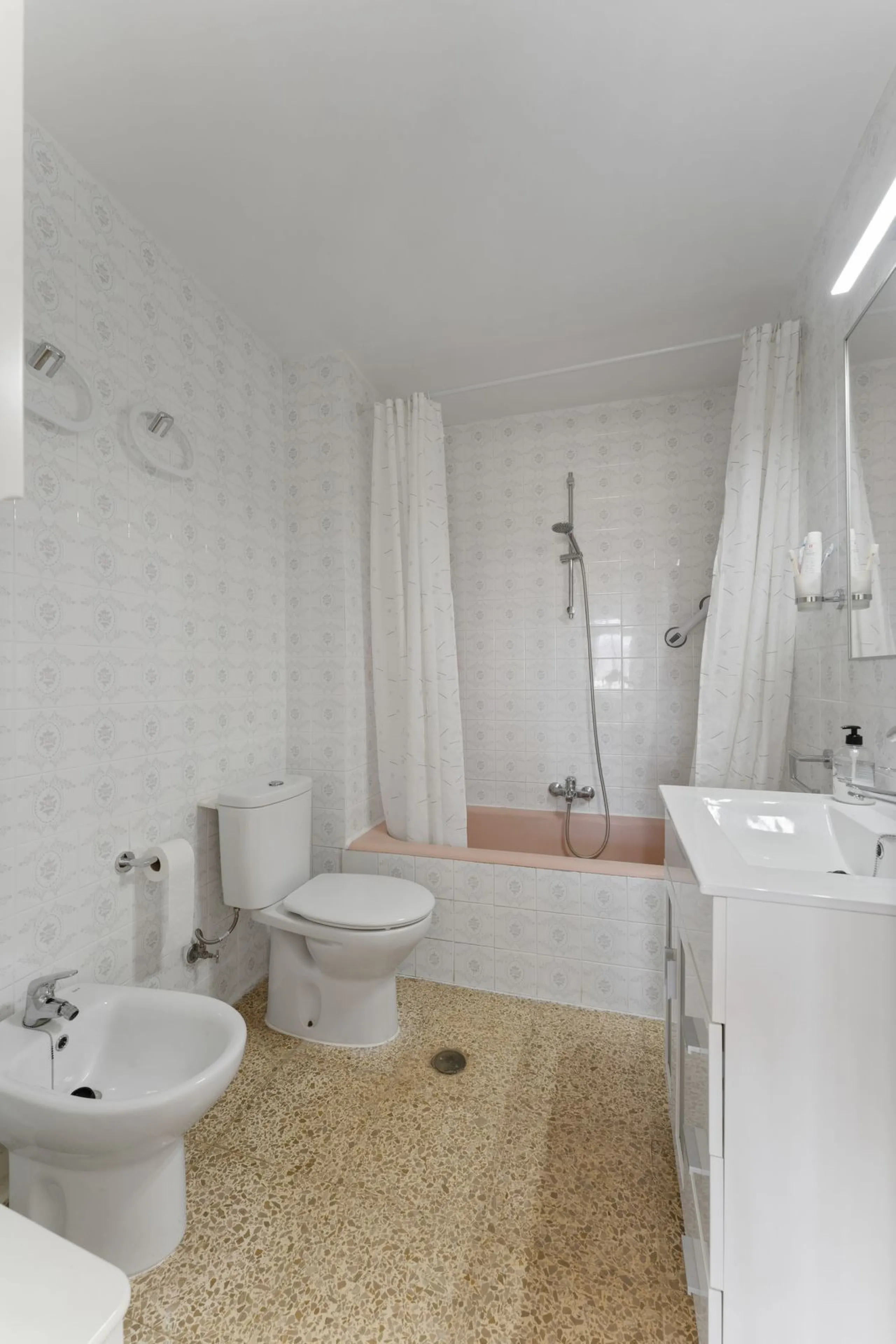 Apartment - Top Floor Apartment в продаже в Fuengirola, Málaga. В доме 3 спален и 1 ванных комнат. Площадь дома 87 м²