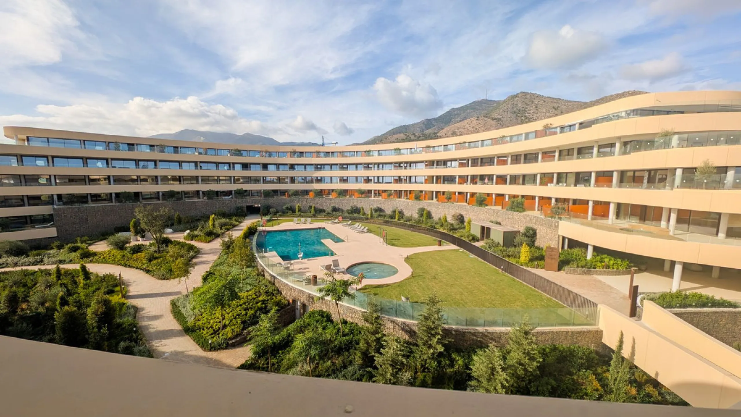 Apartment - Middle Floor Apartment в продаже в Fuengirola, Málaga. В доме 2 спален и 2 ванных комнат. Площадь дома 130 м²