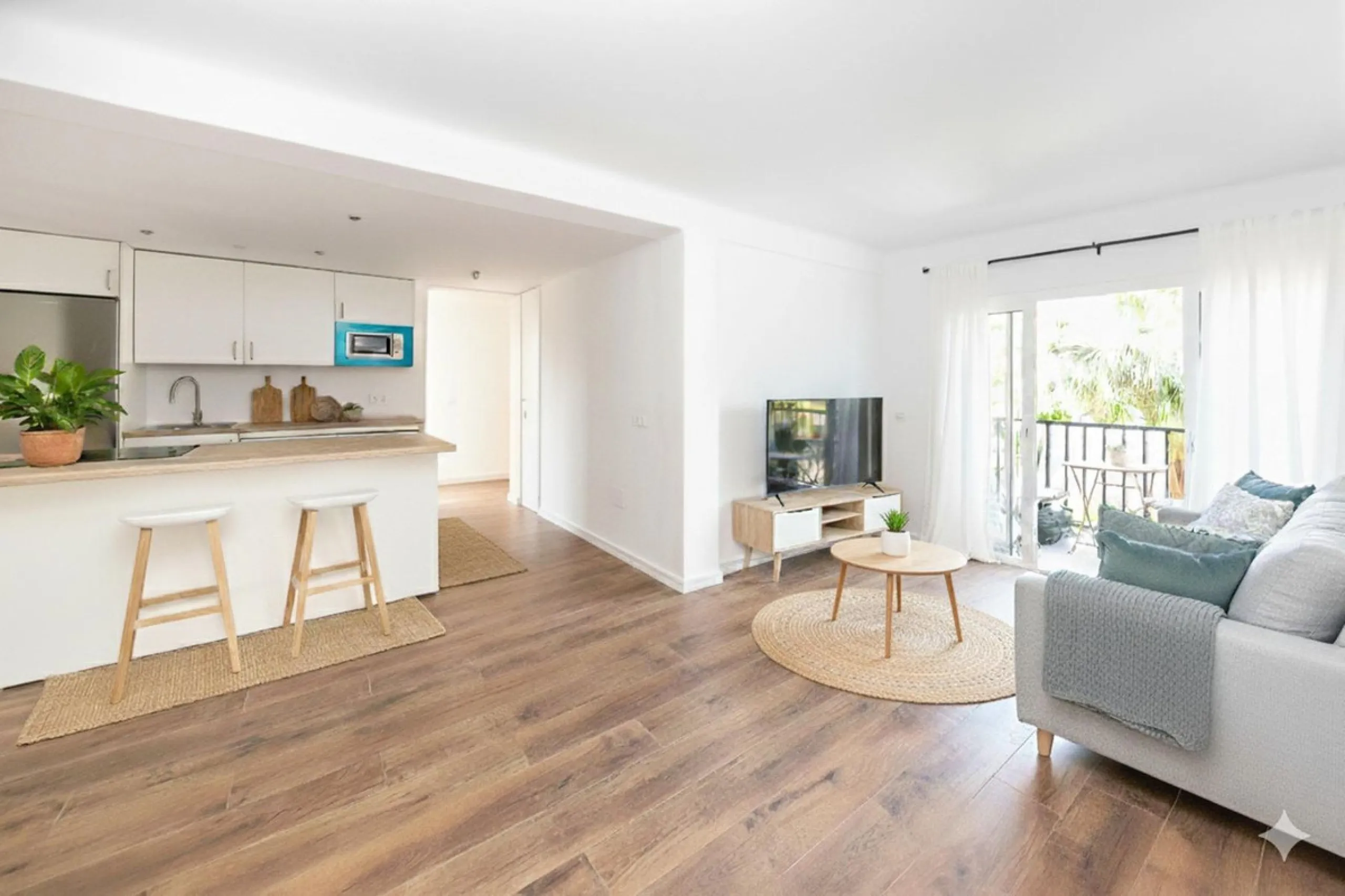 Bright and spacious apartment on Avenida de Mijas, right in the heart of Fuengirola.