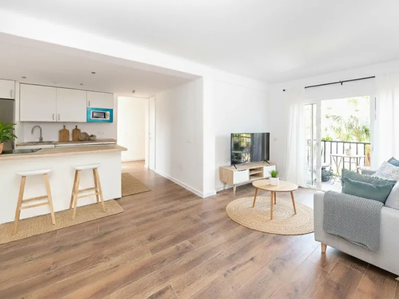 Bright and spacious apartment on Avenida de Mijas, right in the heart of Fuengirola.