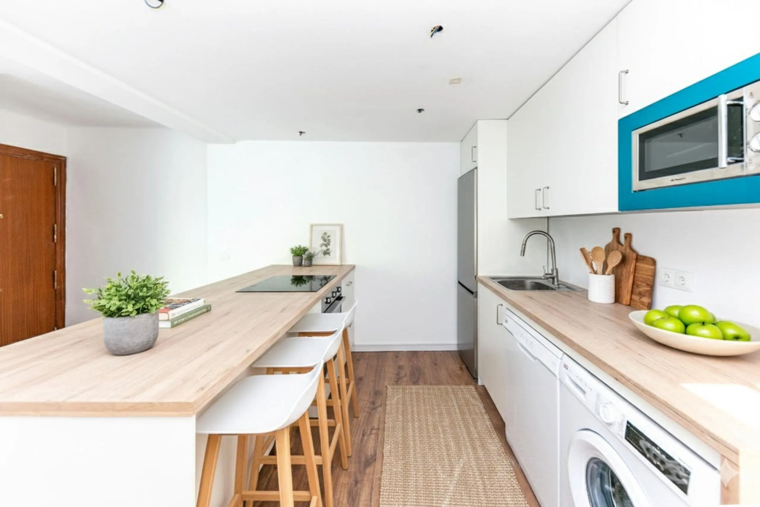 Bright and spacious apartment on Avenida de Mijas, right in the heart of Fuengirola.