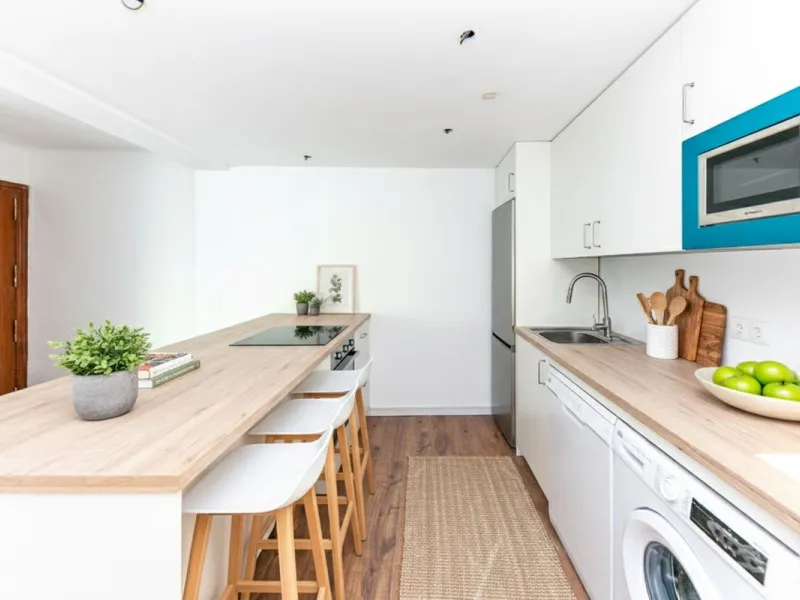 Bright and spacious apartment on Avenida de Mijas, right in the heart of Fuengirola.