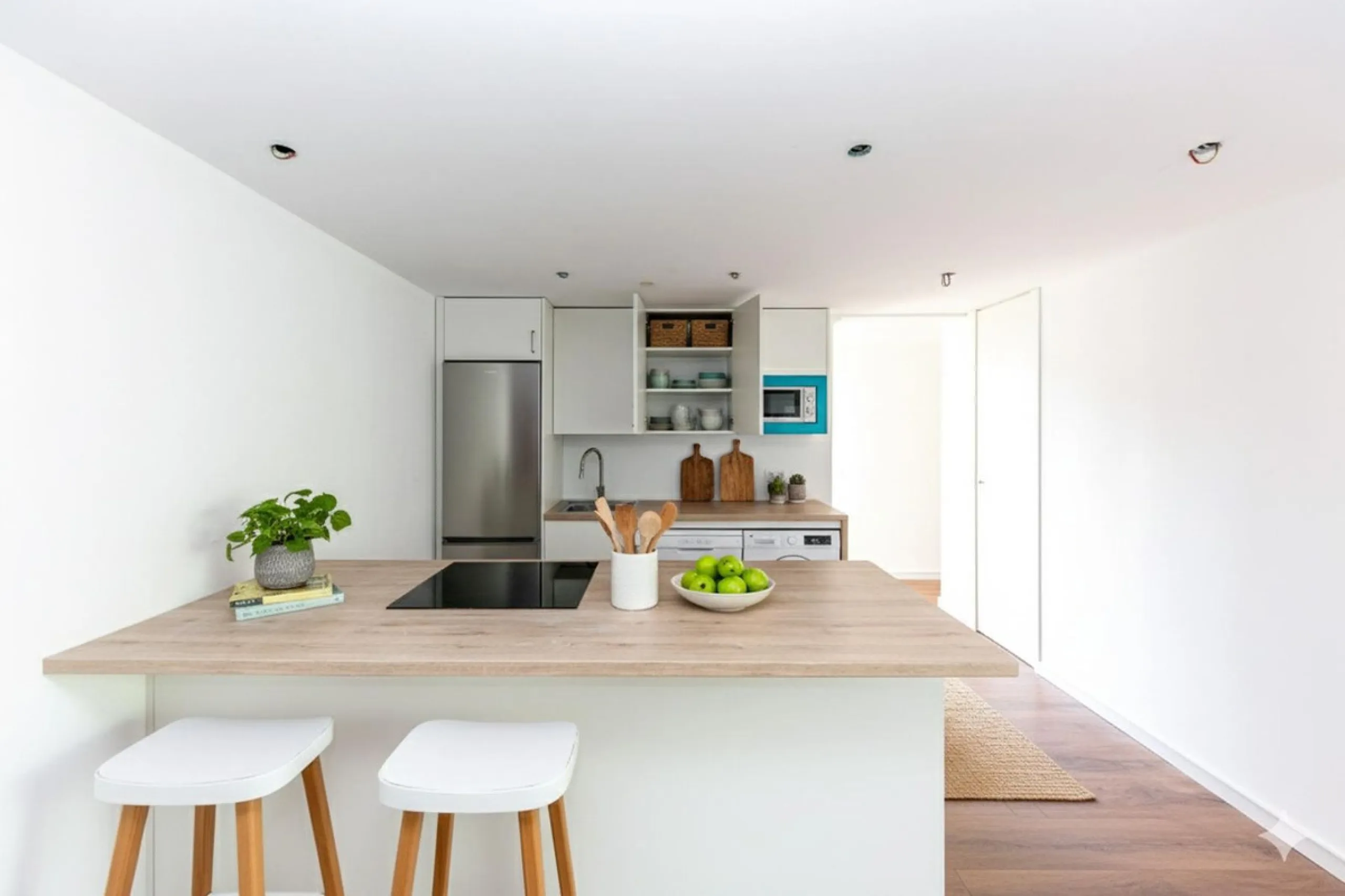 Bright and spacious apartment on Avenida de Mijas, right in the heart of Fuengirola.