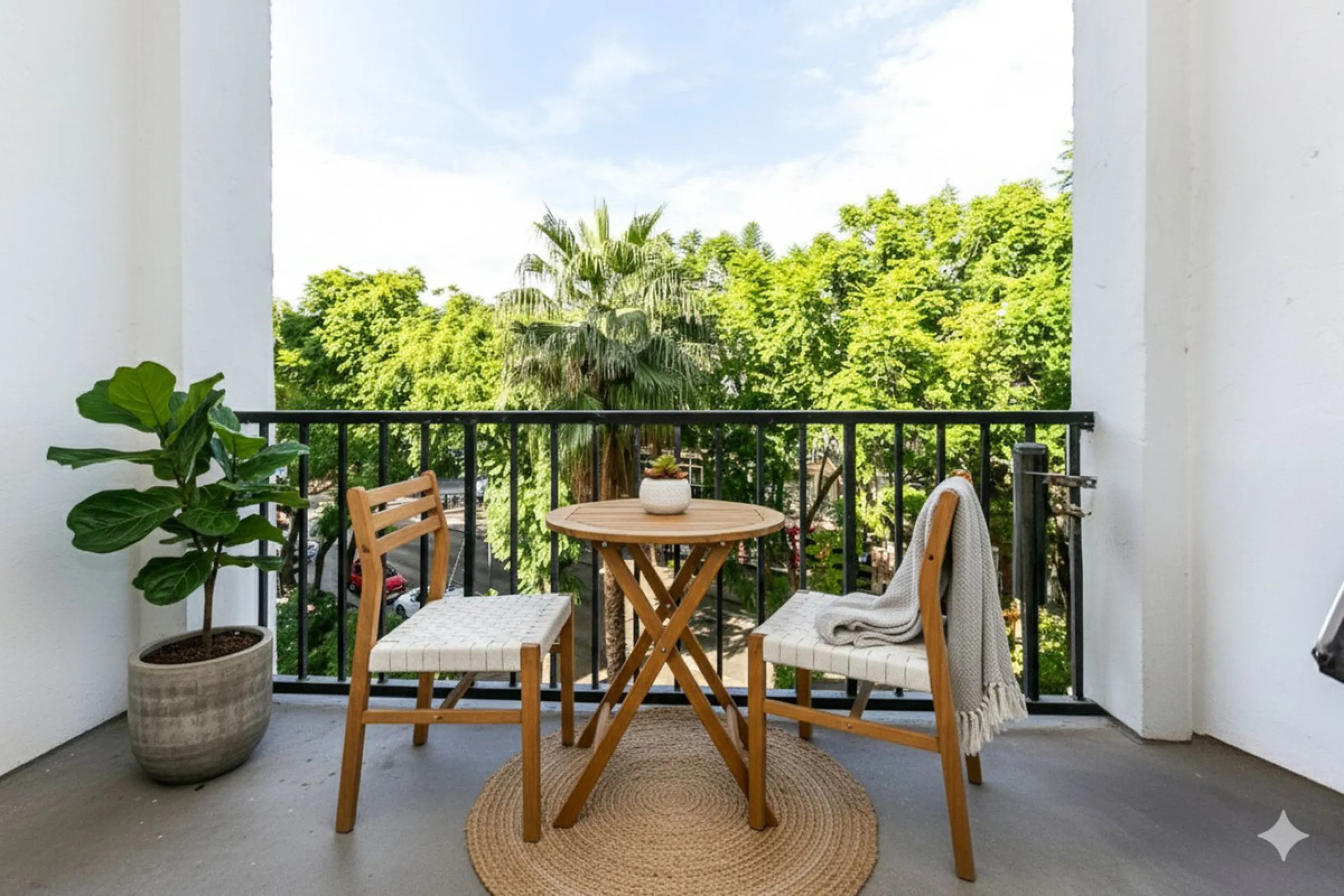 Bright and spacious apartment on Avenida de Mijas, right in the heart of Fuengirola.