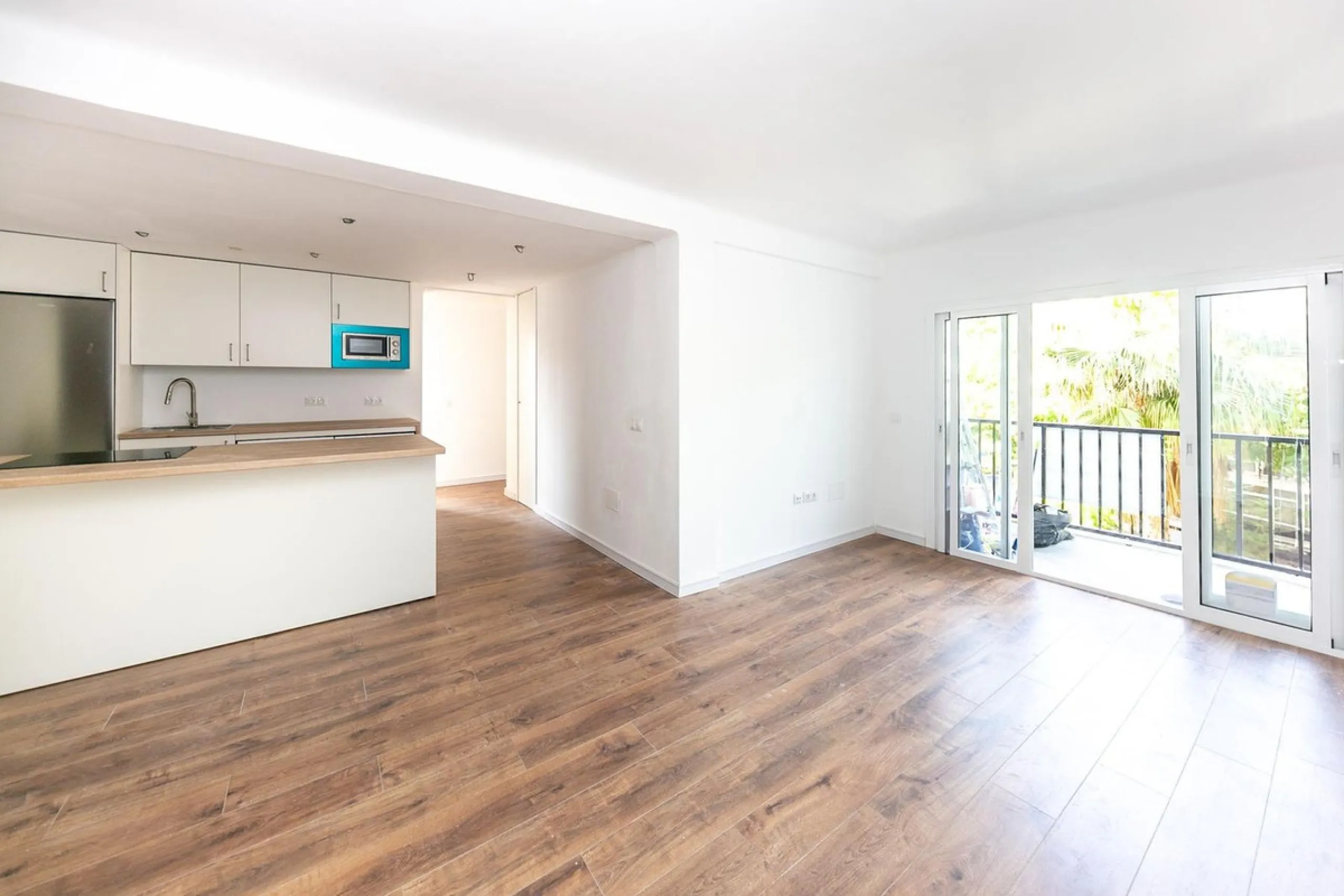 Bright and spacious apartment on Avenida de Mijas, right in the heart of Fuengirola.