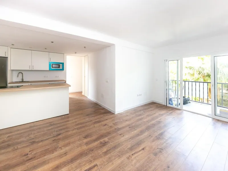 Bright and spacious apartment on Avenida de Mijas, right in the heart of Fuengirola.