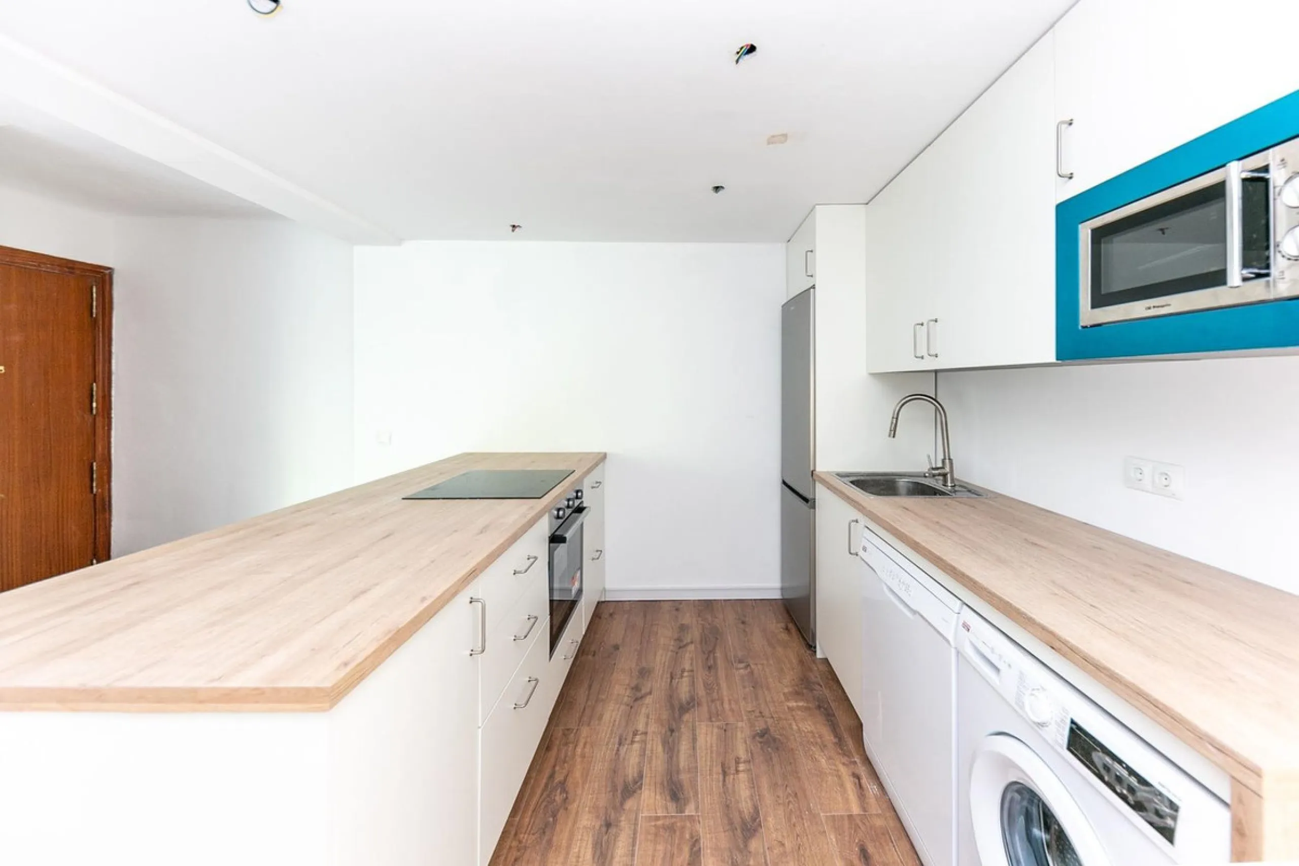 Bright and spacious apartment on Avenida de Mijas, right in the heart of Fuengirola.