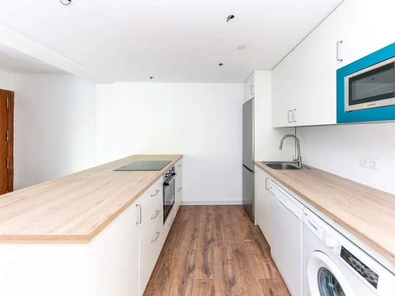 Bright and spacious apartment on Avenida de Mijas, right in the heart of Fuengirola.