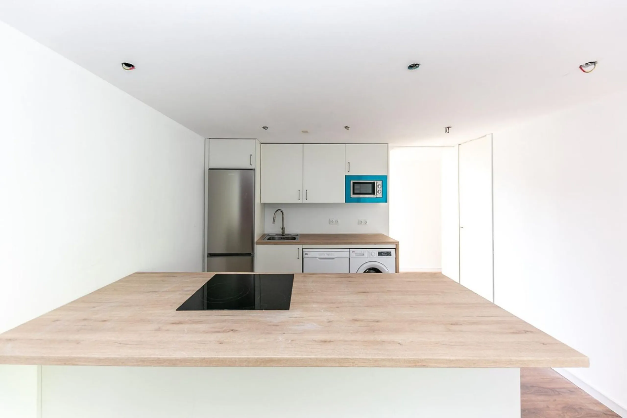 Bright and spacious apartment on Avenida de Mijas, right in the heart of Fuengirola.
