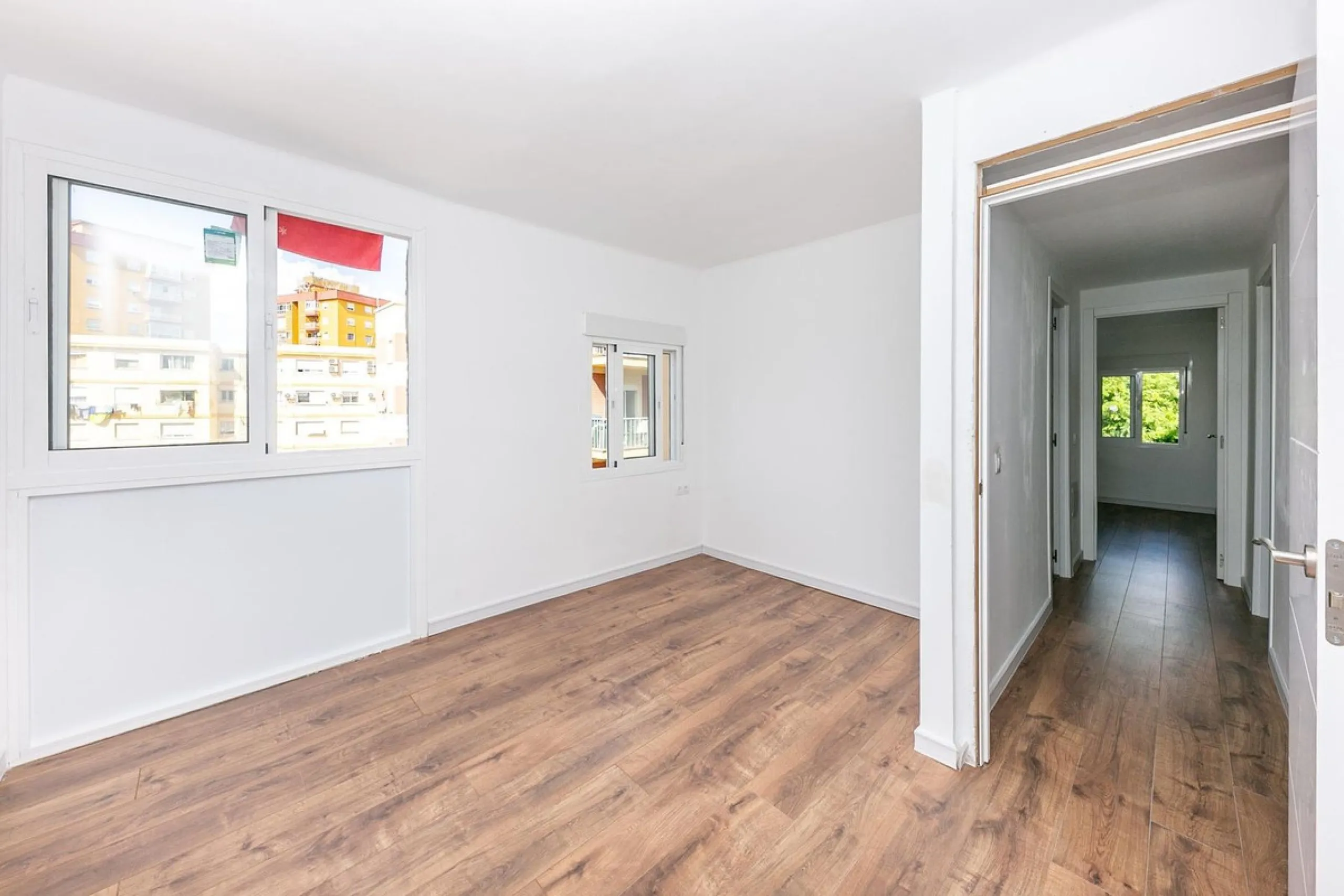 Bright and spacious apartment on Avenida de Mijas, right in the heart of Fuengirola.