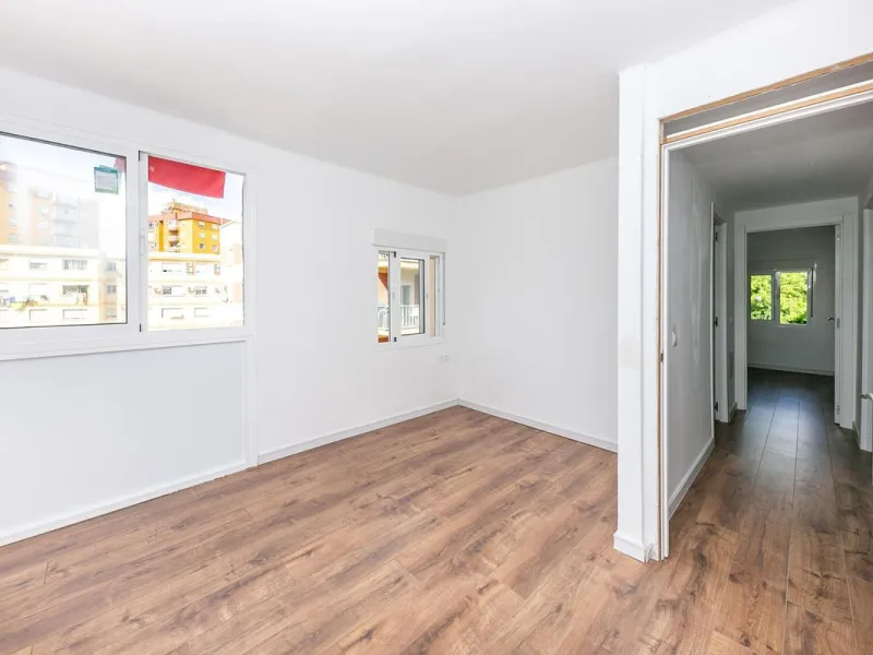 Bright and spacious apartment on Avenida de Mijas, right in the heart of Fuengirola.
