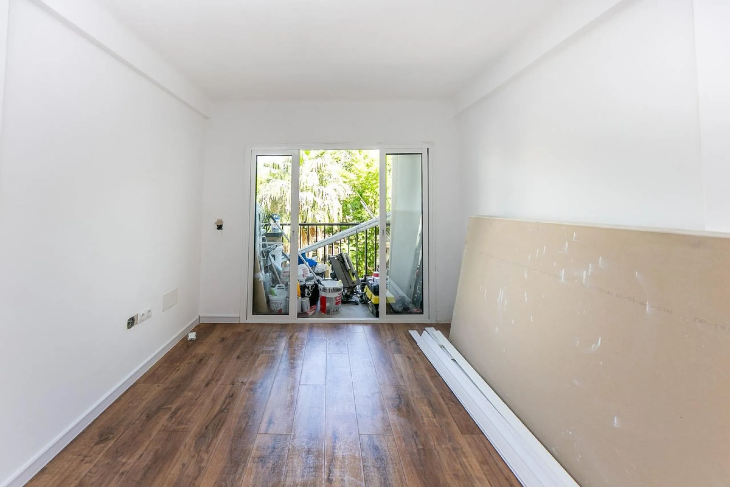 Bright and spacious apartment on Avenida de Mijas, right in the heart of Fuengirola.