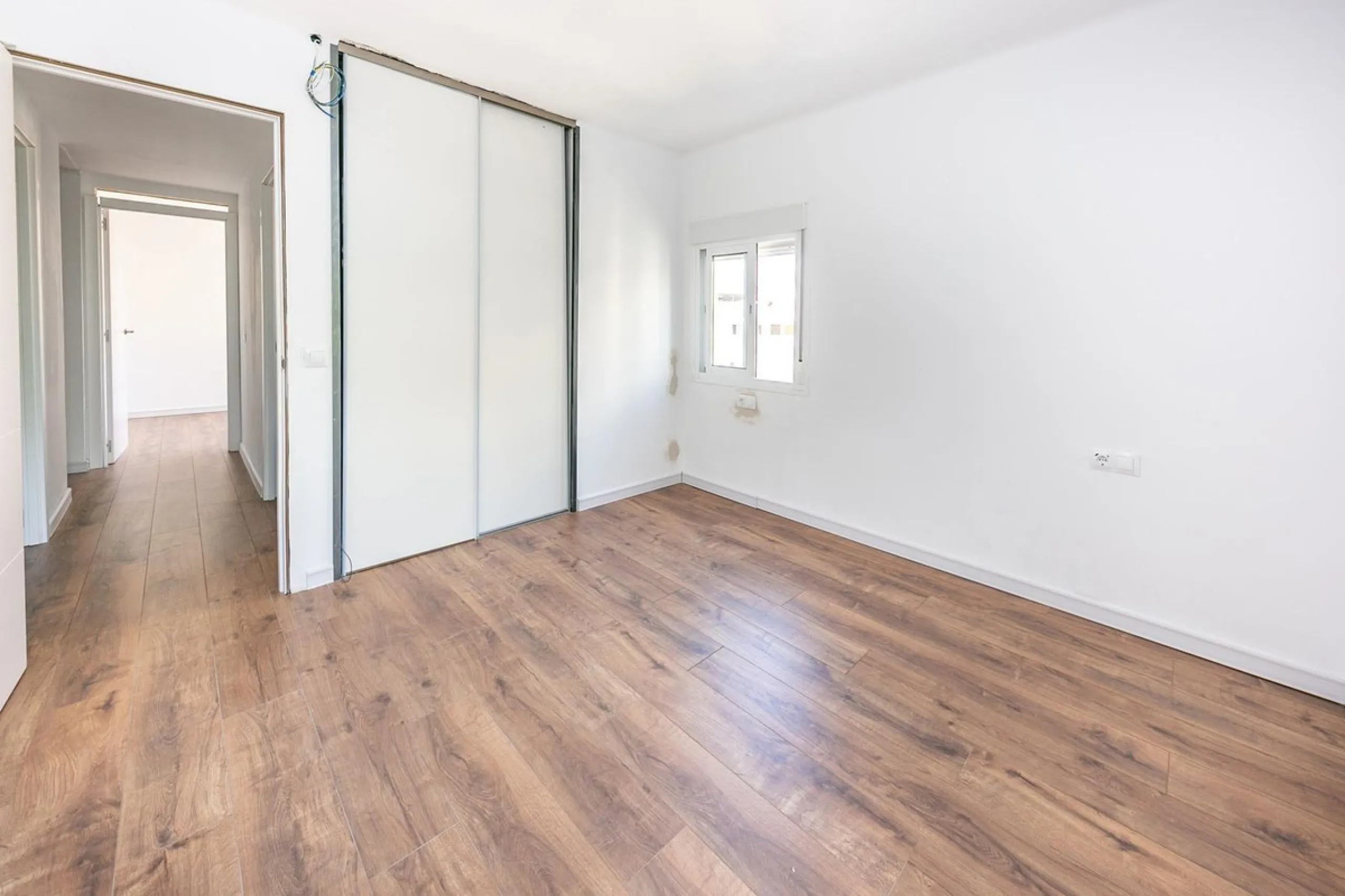 Bright and spacious apartment on Avenida de Mijas, right in the heart of Fuengirola.