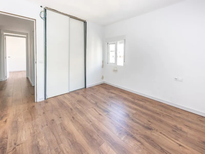 Bright and spacious apartment on Avenida de Mijas, right in the heart of Fuengirola.