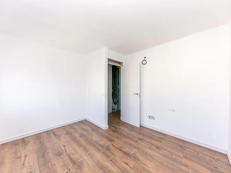 Bright and spacious apartment on Avenida de Mijas, right in the heart of Fuengirola.