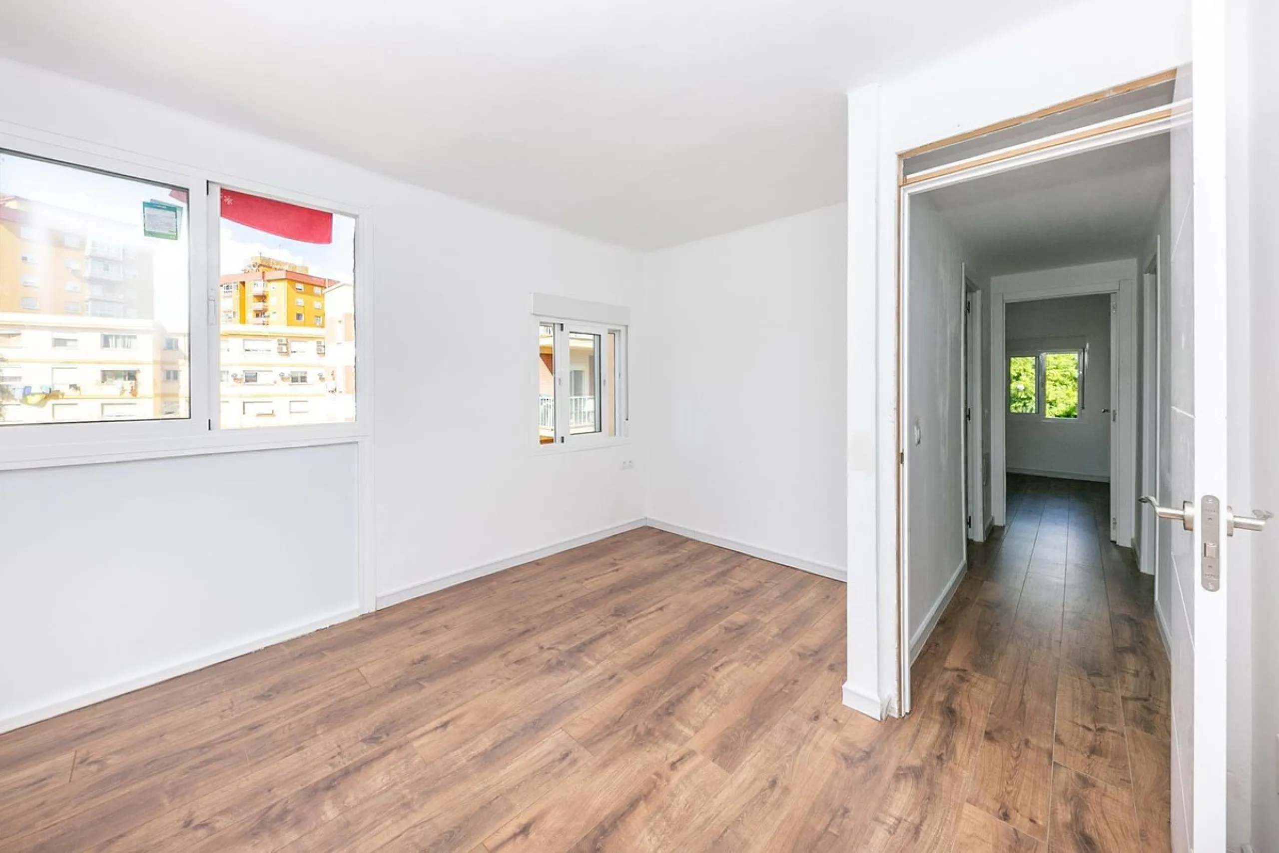 Bright and spacious apartment on Avenida de Mijas, right in the heart of Fuengirola.