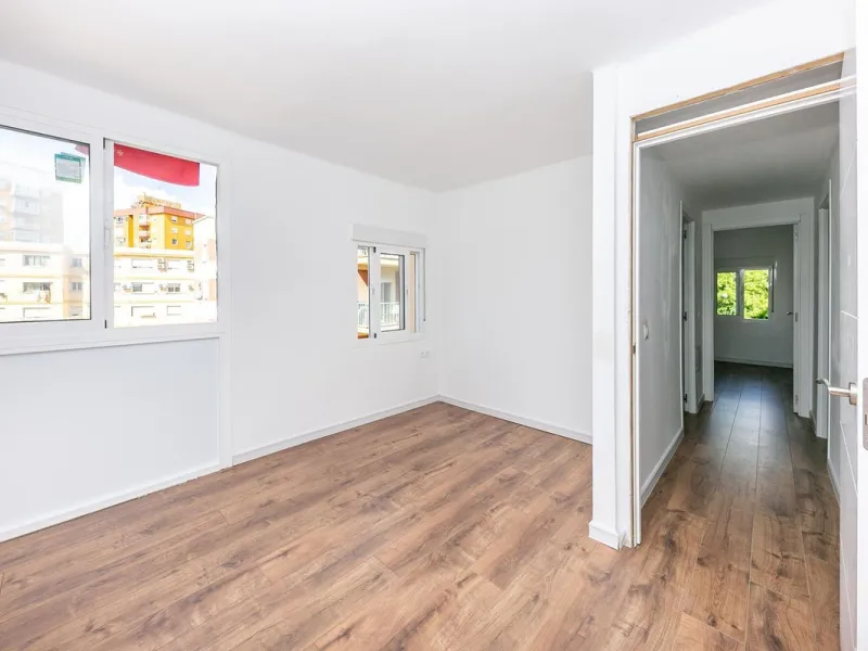 Bright and spacious apartment on Avenida de Mijas, right in the heart of Fuengirola.