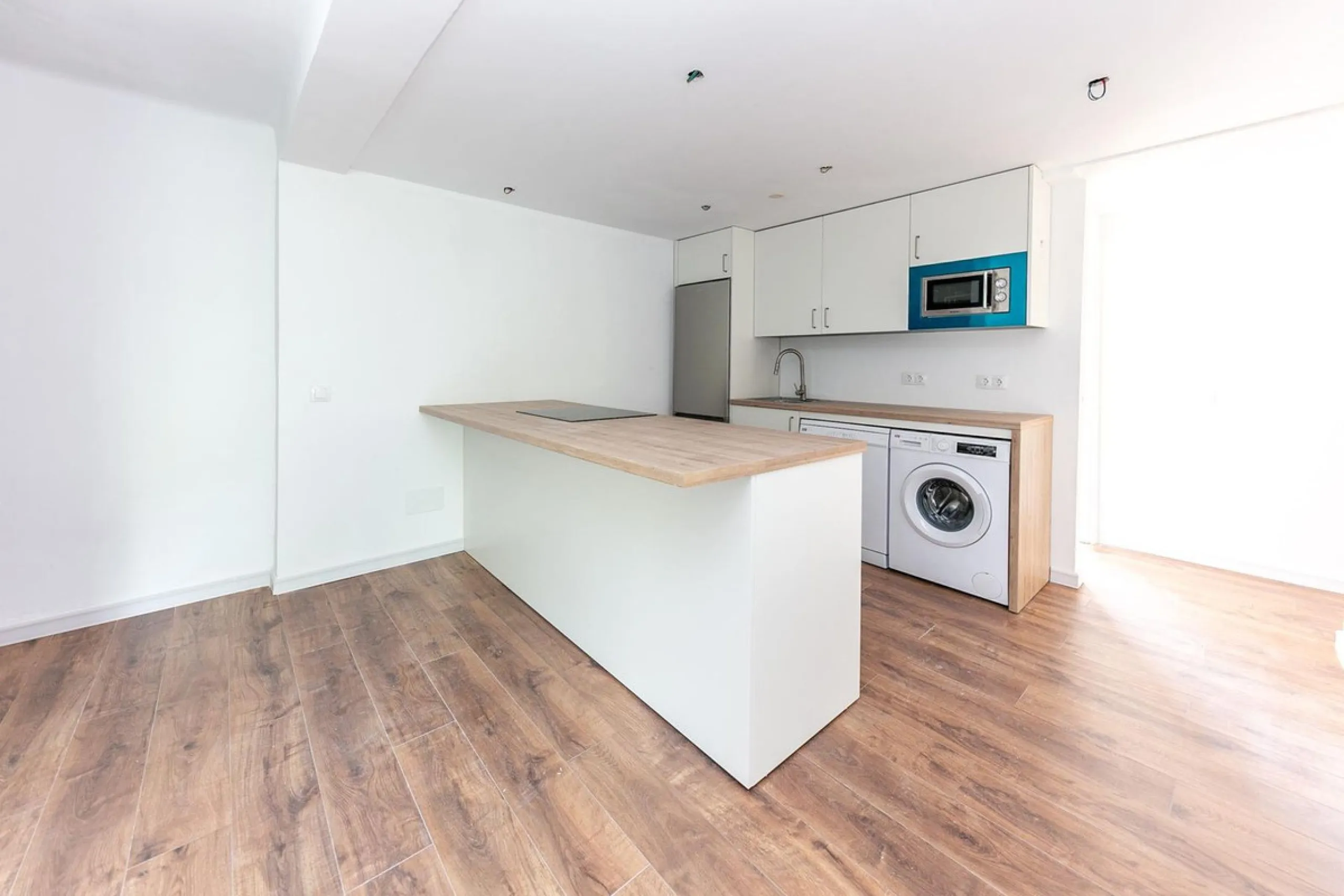 Bright and spacious apartment on Avenida de Mijas, right in the heart of Fuengirola.