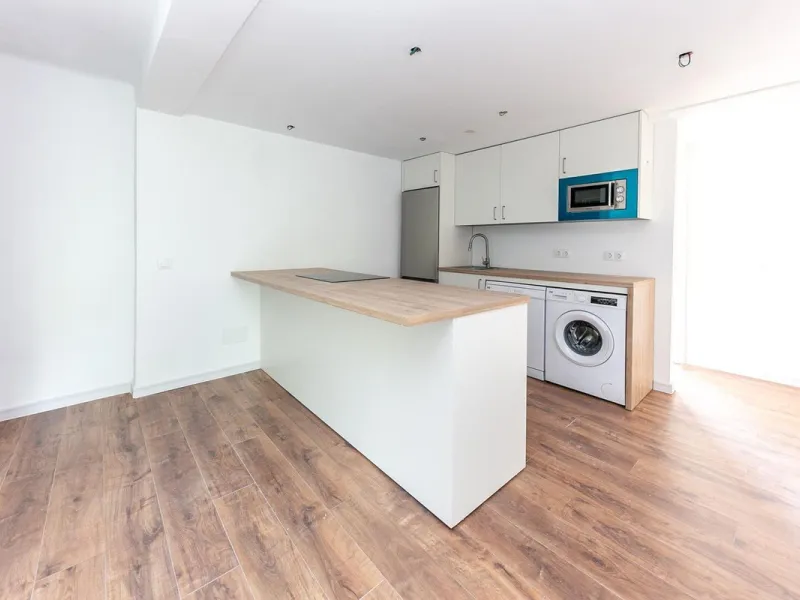 Bright and spacious apartment on Avenida de Mijas, right in the heart of Fuengirola.