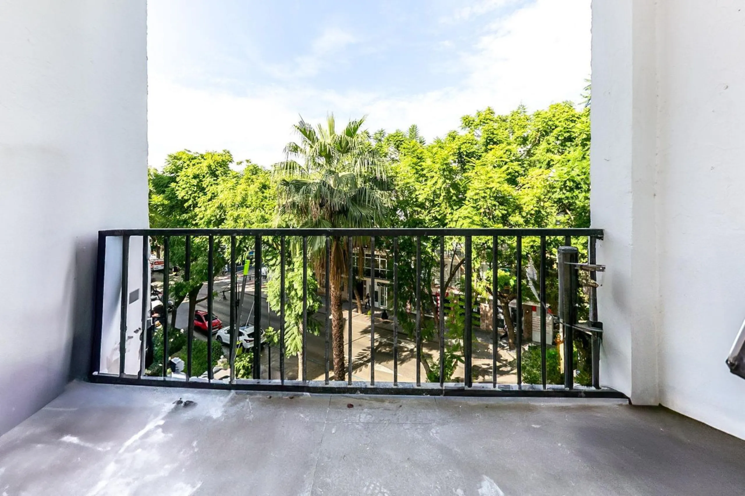 Bright and spacious apartment on Avenida de Mijas, right in the heart of Fuengirola.