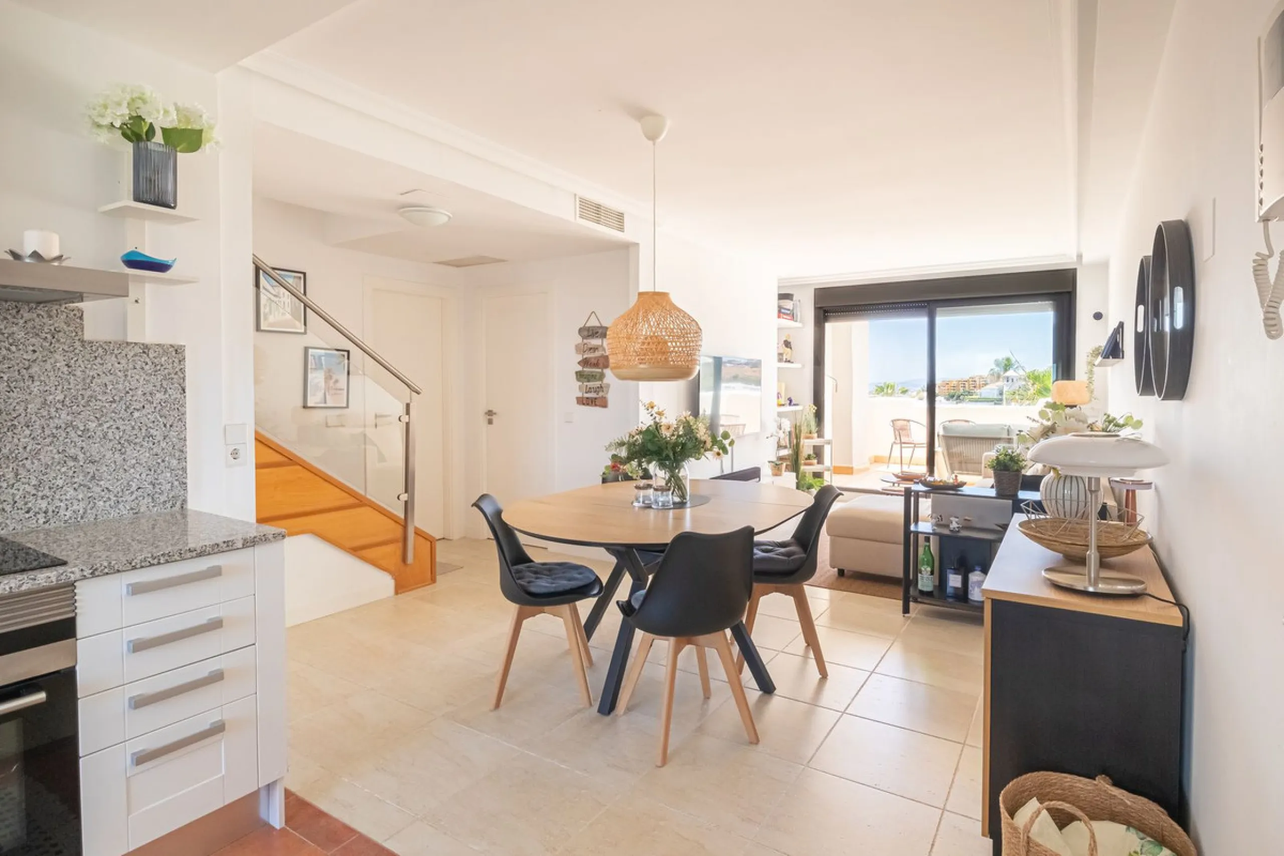 Apartment - Penthouse в продаже в Estepona, Málaga. В доме 2 спален и 2 ванных комнат. Площадь дома 95 м²