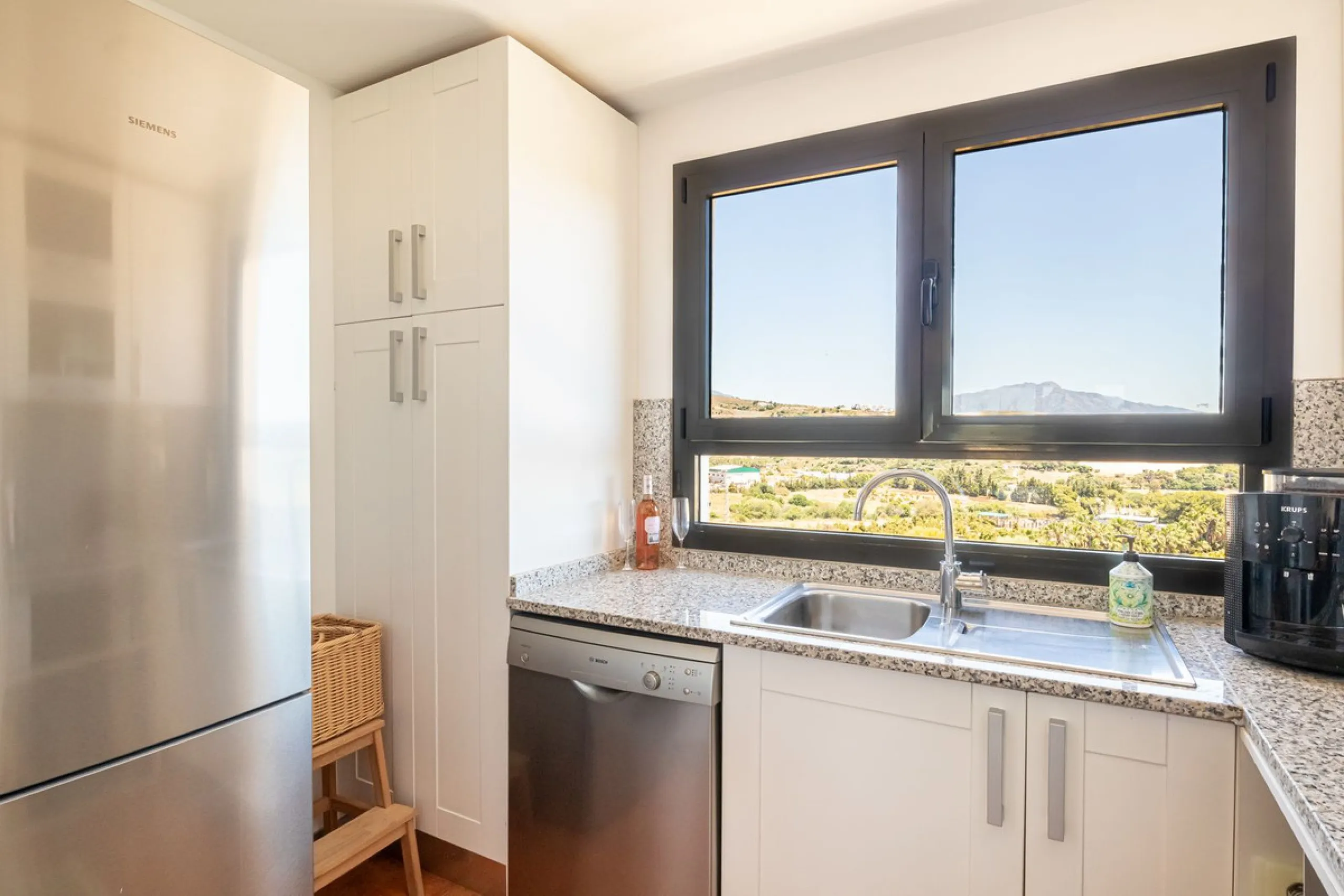Apartment - Penthouse в продаже в Estepona, Málaga. В доме 2 спален и 2 ванных комнат. Площадь дома 95 м²