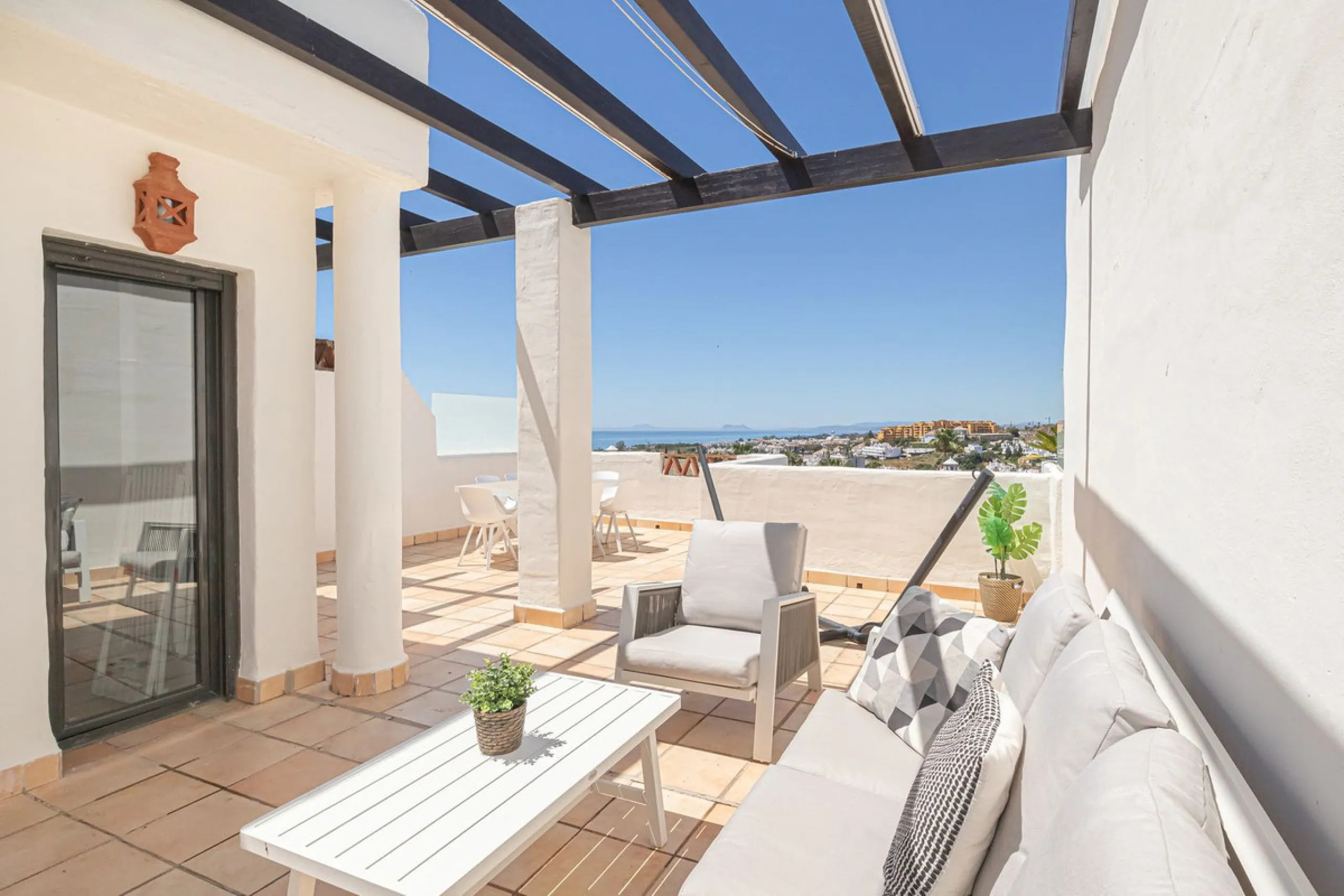 Apartment - Penthouse в продаже в Estepona, Málaga. В доме 2 спален и 2 ванных комнат. Площадь дома 95 м²