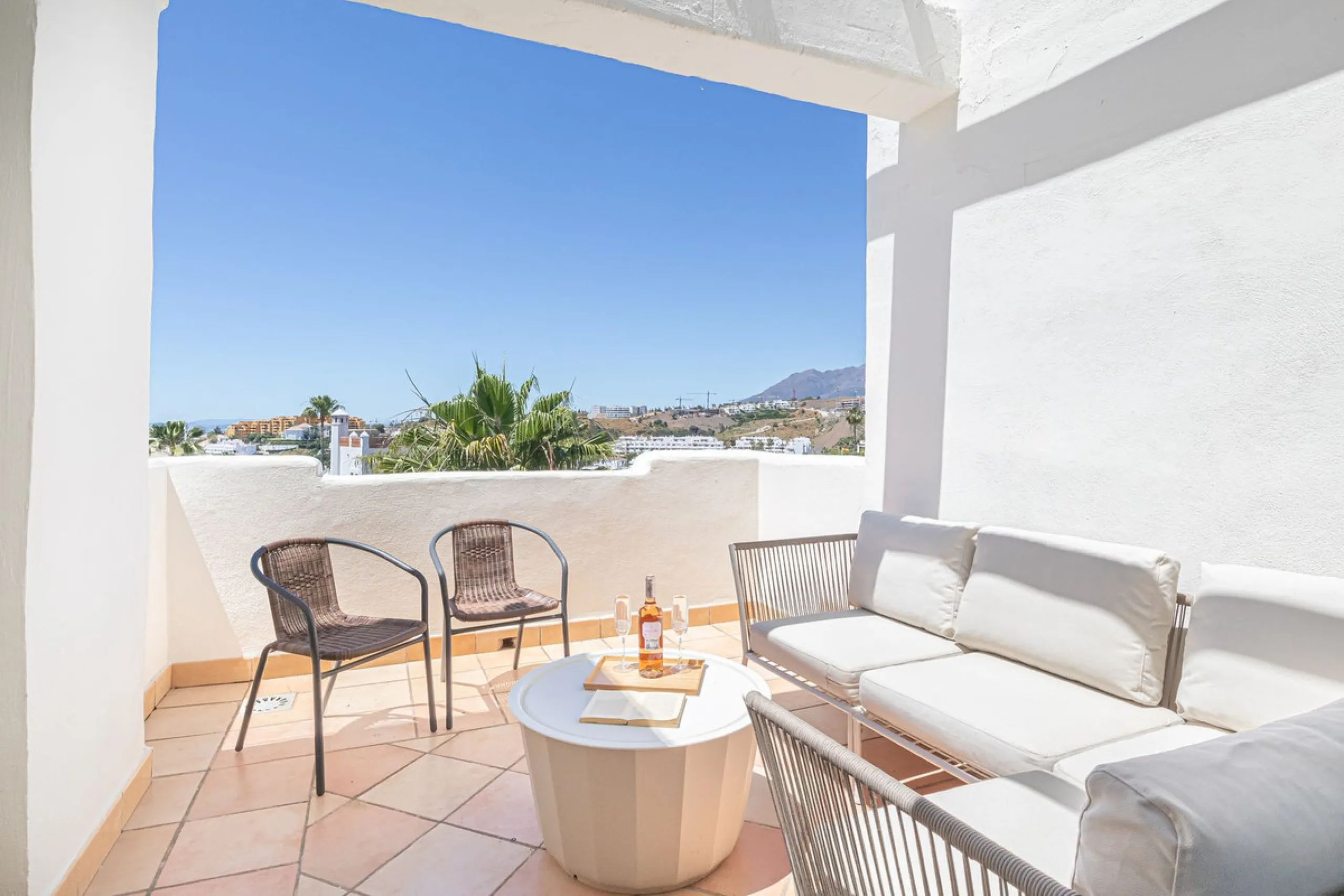 Apartment - Penthouse в продаже в Estepona, Málaga. В доме 2 спален и 2 ванных комнат. Площадь дома 95 м²