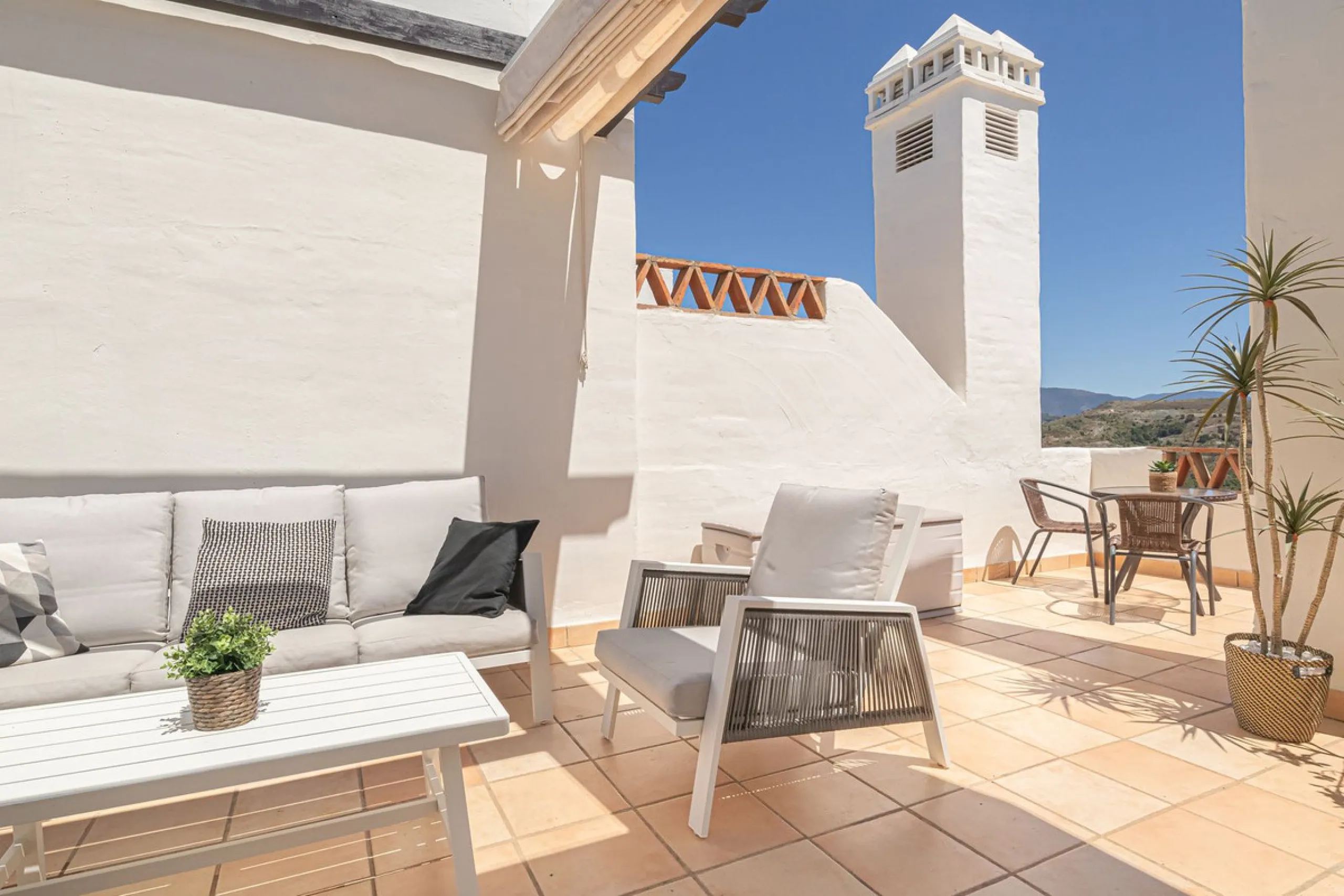 Apartment - Penthouse в продаже в Estepona, Málaga. В доме 2 спален и 2 ванных комнат. Площадь дома 95 м²