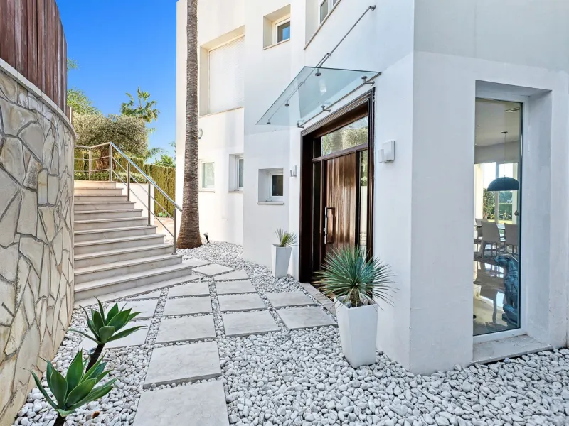 Stunning contemporary-style villa located within a short distance to one of the best beaches in Marbella. Situated at the end of a cul-de-sac in a very peaceful and family-friendly area of other large villas, just 6 km from the centre of Marbella. Marbell